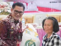 Bupati Joune Ganda Bagikan Bantuan Pangan Cadangan Beras Pemerintah Untuk Warga Matungkas