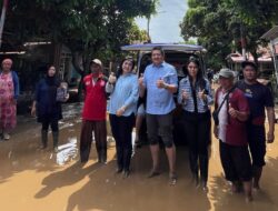 Mitra Butuh Pemimpin Hebat, Stenly & Chelsea serahkan bantuan untuk korban banjir