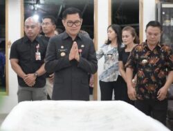 Bupati Minut Joune Ganda Melayat Ke Rumah Duka Di Kelurahan Sarongsong