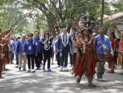 Diantar Dengan Tarian Kabasaran, Pasangan Calon Bupati Mitra ST – CBK Mendaftar ke KPU 