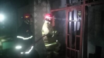 Damkarmat Satpol P3KP Padamkan 1 Unit Rumah Terbakar di Medono