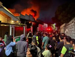 Kebakaran Gudang Sembako, Polres Bitung Turunkan puluhan Personil