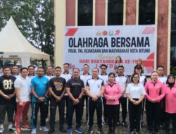 Kapolres Bitung melepas jalan sehat bersama Polri, TNI, dan Instansi Lainnya dalam Rangka Semarak Hari Bhayangkara Ke-79