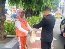 Kapolres Bitung AKBP Albert Zai S.I.K.M.H. Berbagi Bingkisan di Hari Bhayangkara ke-79, Wujud Nyata Polri yang Humanis