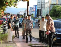 Wali Kota Manado Didampingi Kadis PUPR Johny Suwu dan Camat Wenang Tinjau Langsung Kondisi Pedestrian, Trotoar, dan Drainase di Kawasan Boulevard