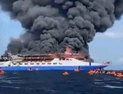 KM Barcelona V Terbakar di Perairan Talise, Penumpang Panik Lompat ke Laut