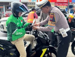 Sambut HUT RI ke-80, Polres Bitung Bagikan Ratusan Bendera ke Pengendara