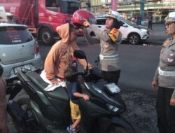 Hari Pertama Operasi Zebra, Sat Lantas Polres Bitung Tunjukkan Wajah Humanis: Pengendara Pelanggar Diberi Helm Secara Simpatik